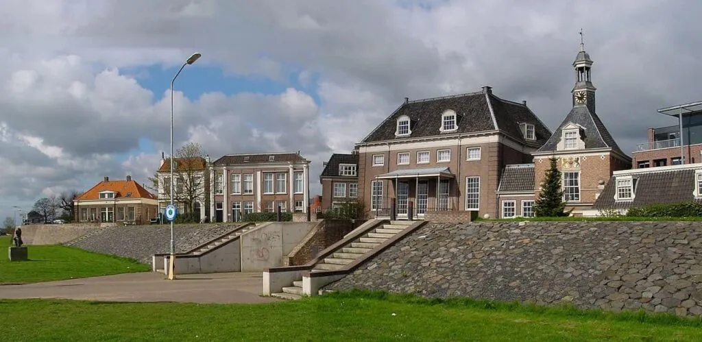 Dakdekkersbedrijf van Burk aan het werk in en rond het centrum van Tiel